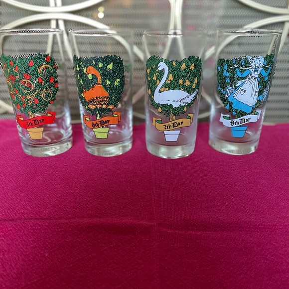 Vintage 12 days of Christmas Glasses. Complete. - Picture 2 of 3